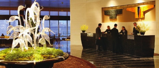 O lobby do hotel, com a escultura de Chihulli (E.)