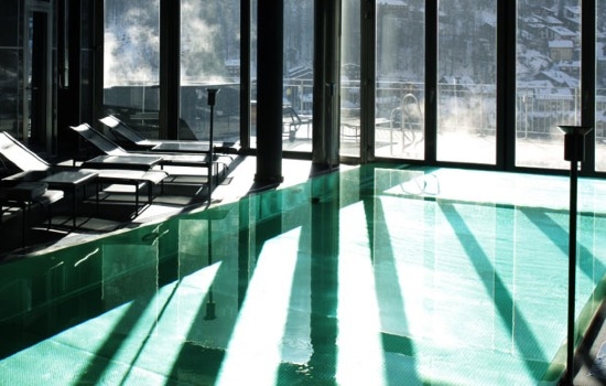 Piscina e health club com vista para a montanha